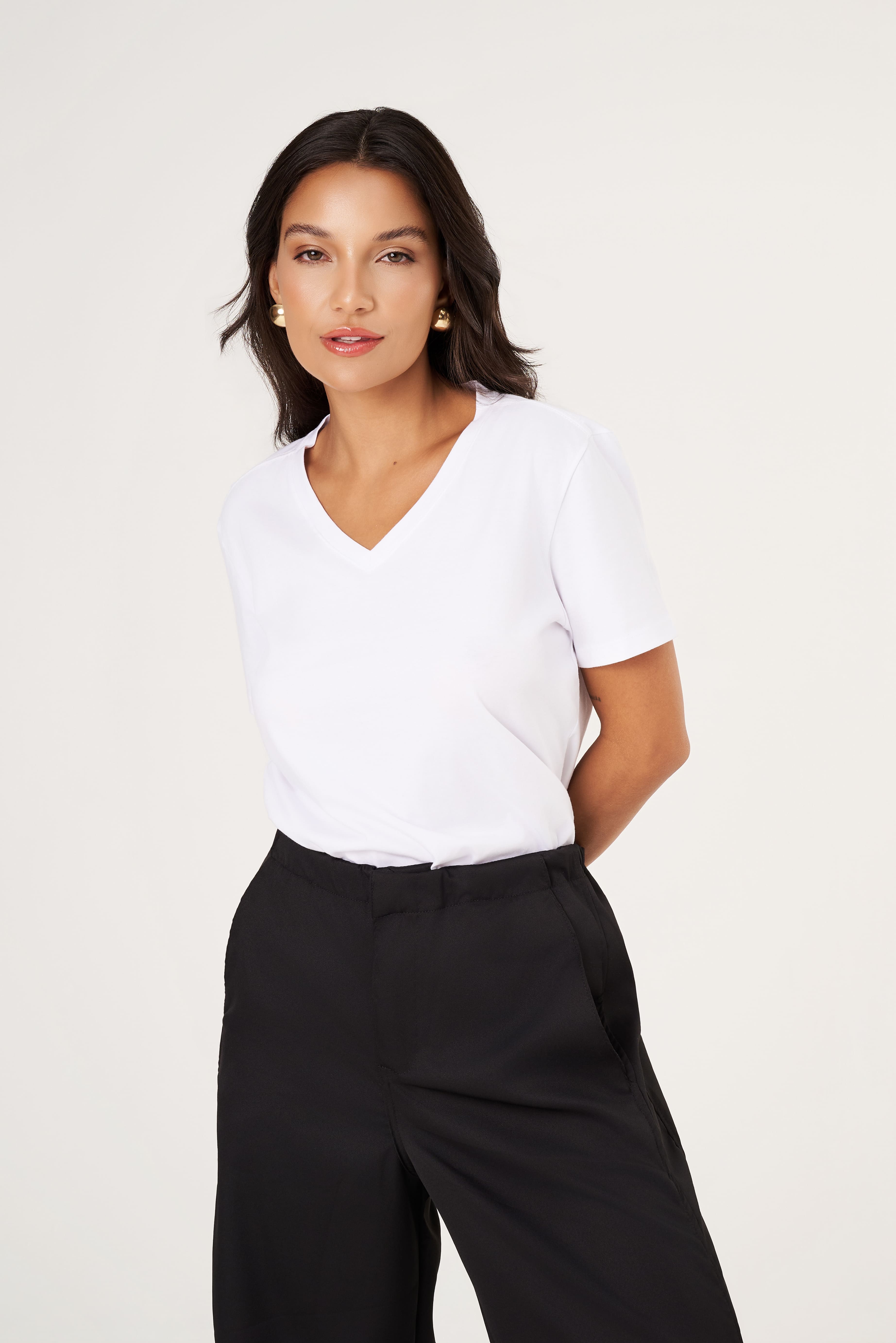 Camiseta Feminina Algodão Egípcio - Modelagem Regular - Gola V - Monte seu Kit | Haag