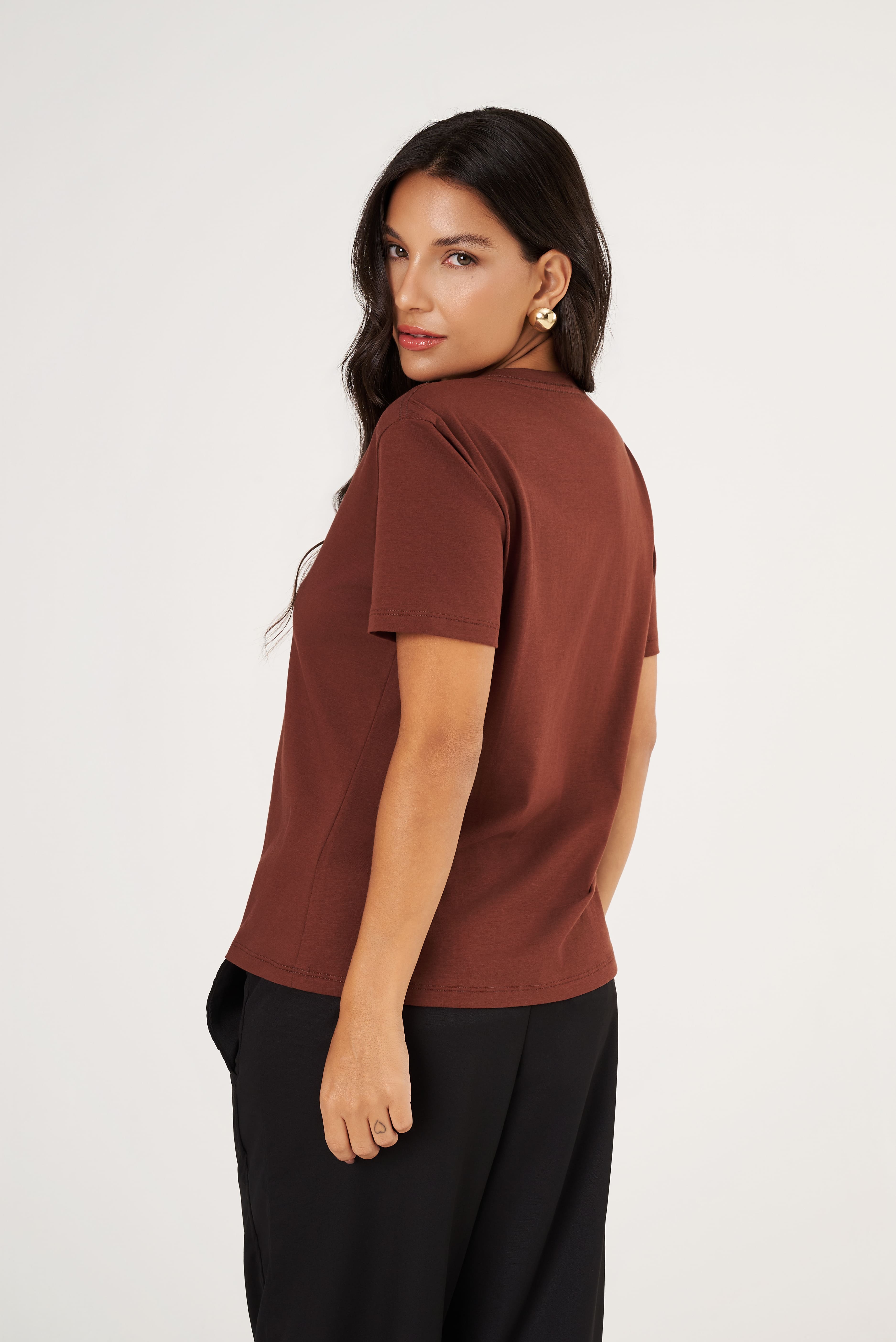 Camiseta Feminina Algodão Egípcio - Modelagem Regular - Gola V - Marrom | Haag