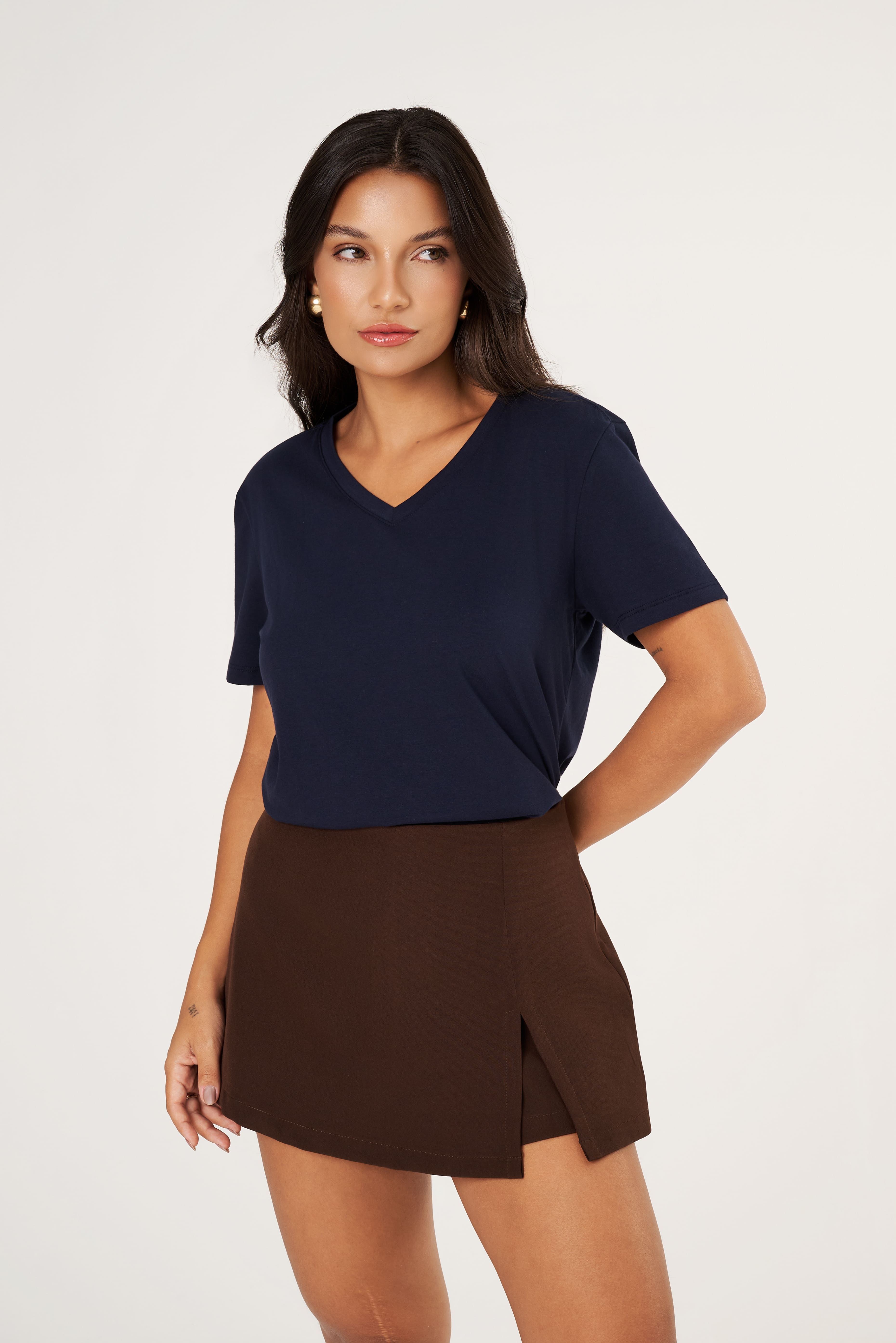 Camiseta Feminina Algodão Egípcio - Modelagem Regular - Gola V - Marinho | Haag