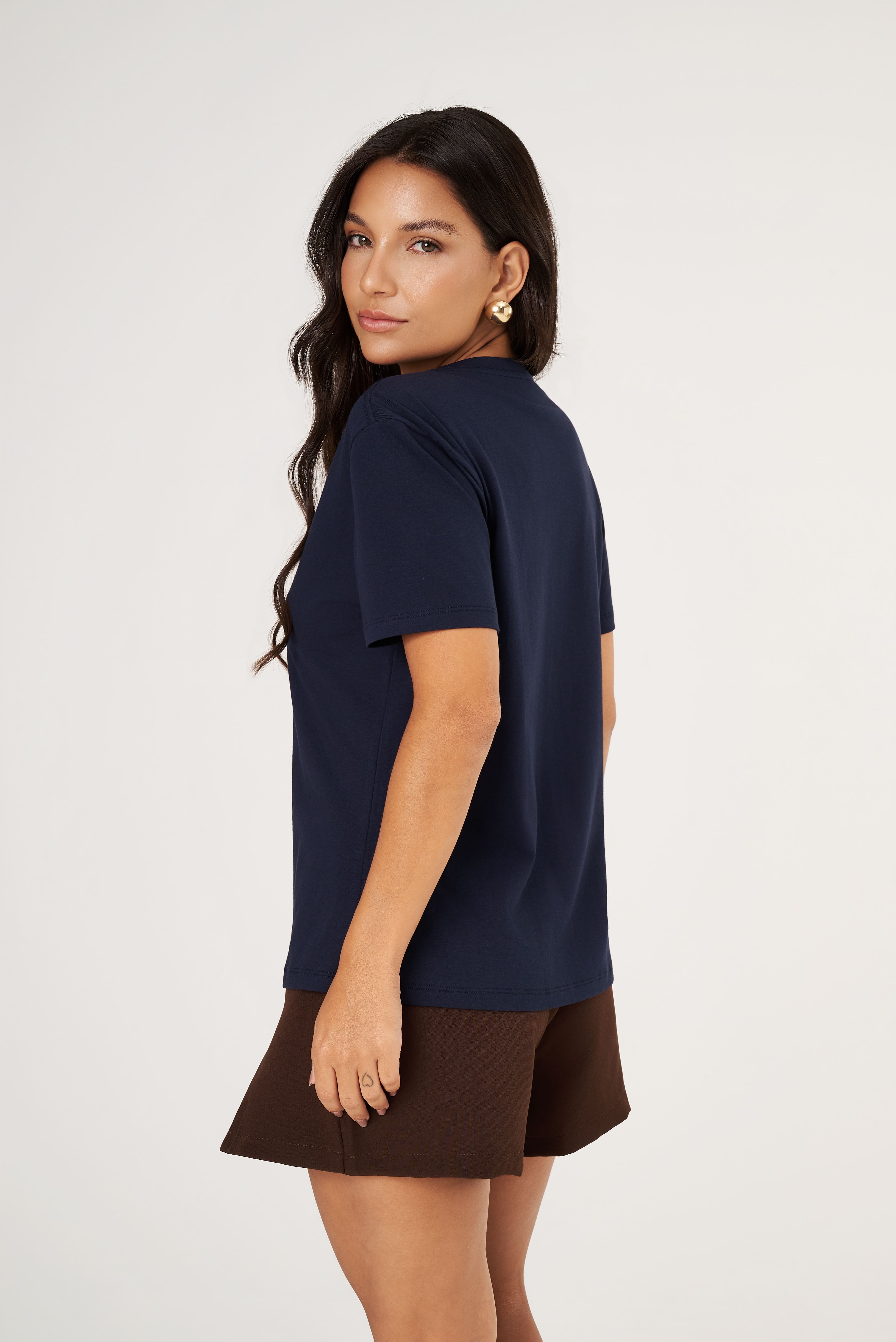 Camiseta Feminina Algodão Egípcio - Modelagem Regular - Gola V - Marinho | Haag