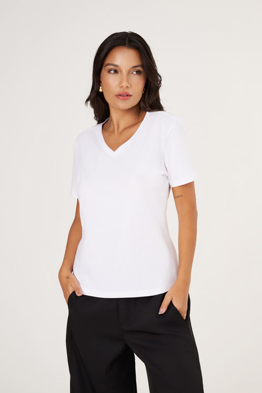 Camiseta Feminina Algodão Egípcio - Modelagem Regular - Gola V - Branca | Haag