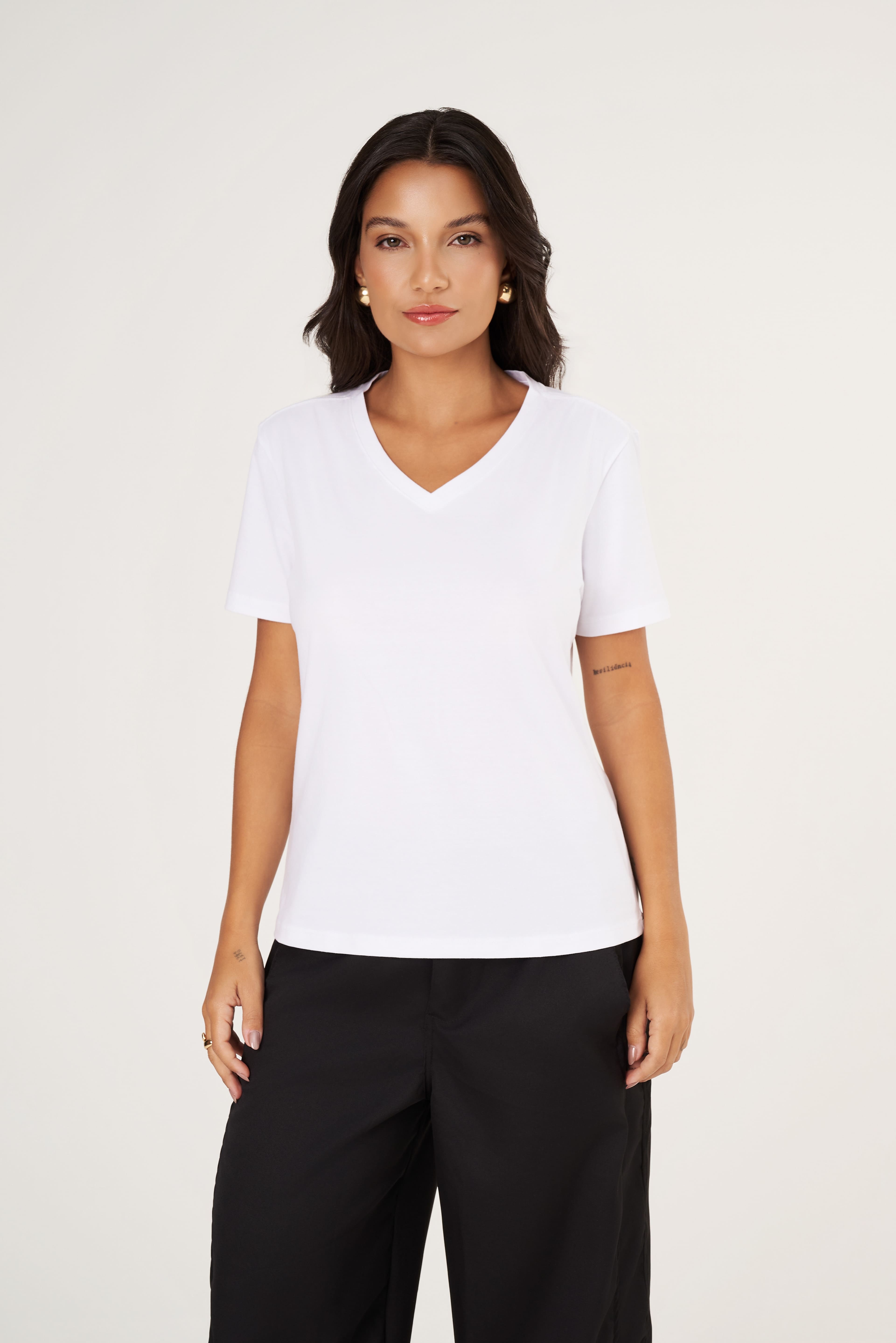 Camiseta Feminina Algodão Egípcio - Modelagem Regular - Gola V - Monte seu Kit | Haag