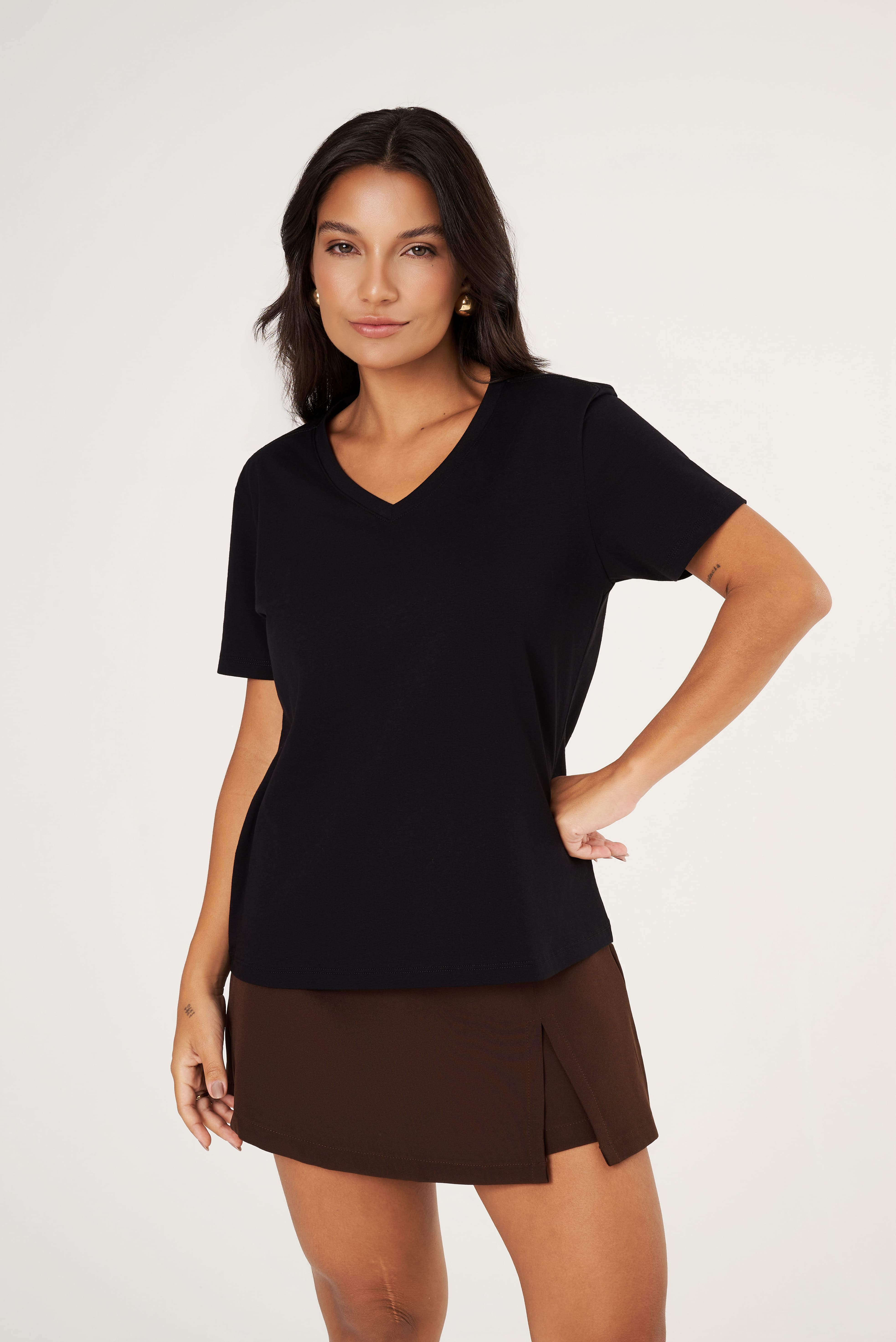 KIT3 - Camiseta Feminina Algodão Egípcio - Modelagem Regular - Gola V - 2Branca/1Preta