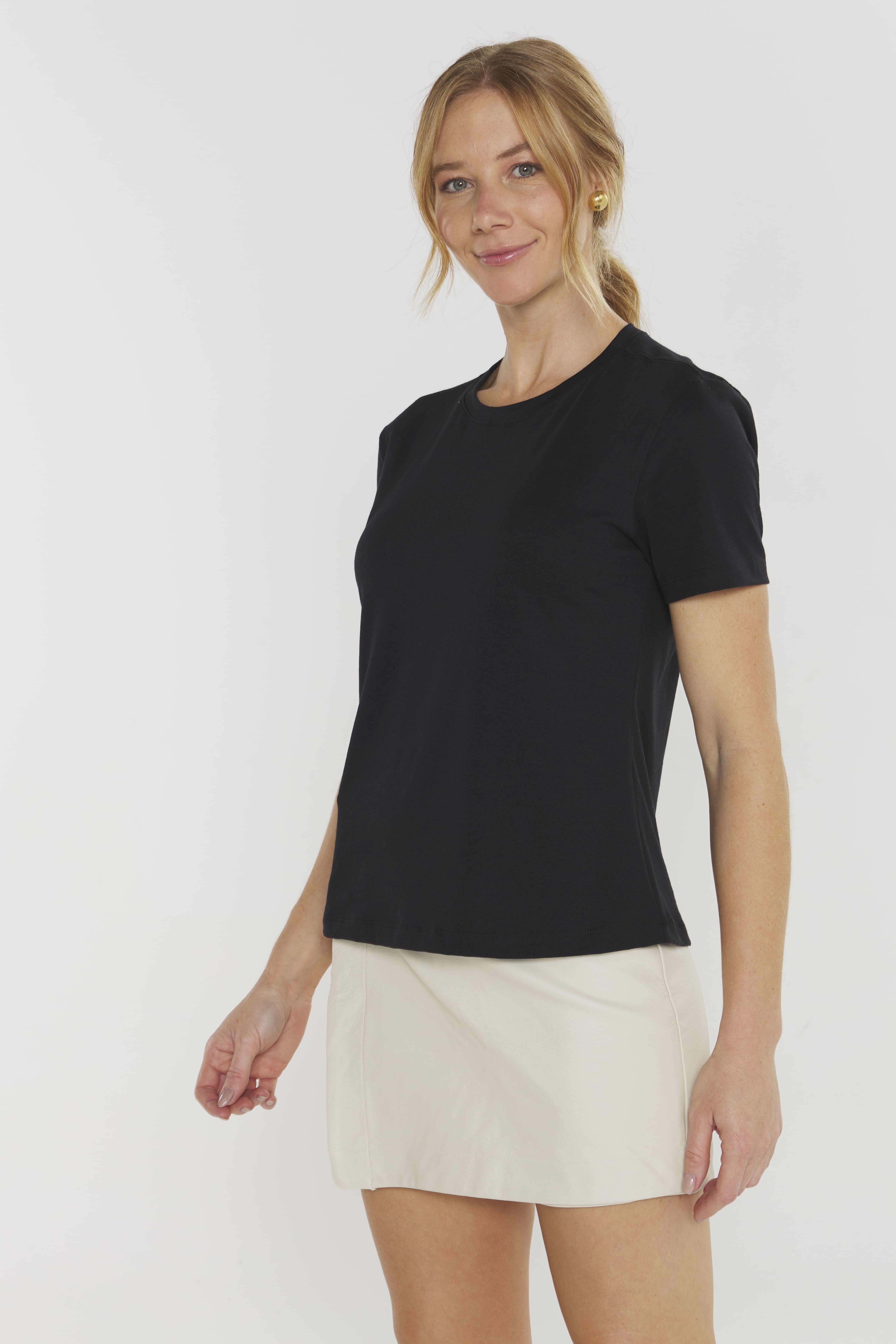Camiseta Feminina Algodão Egípcio - Modelagem Regular - Gola Redonda - Preta | Haag
