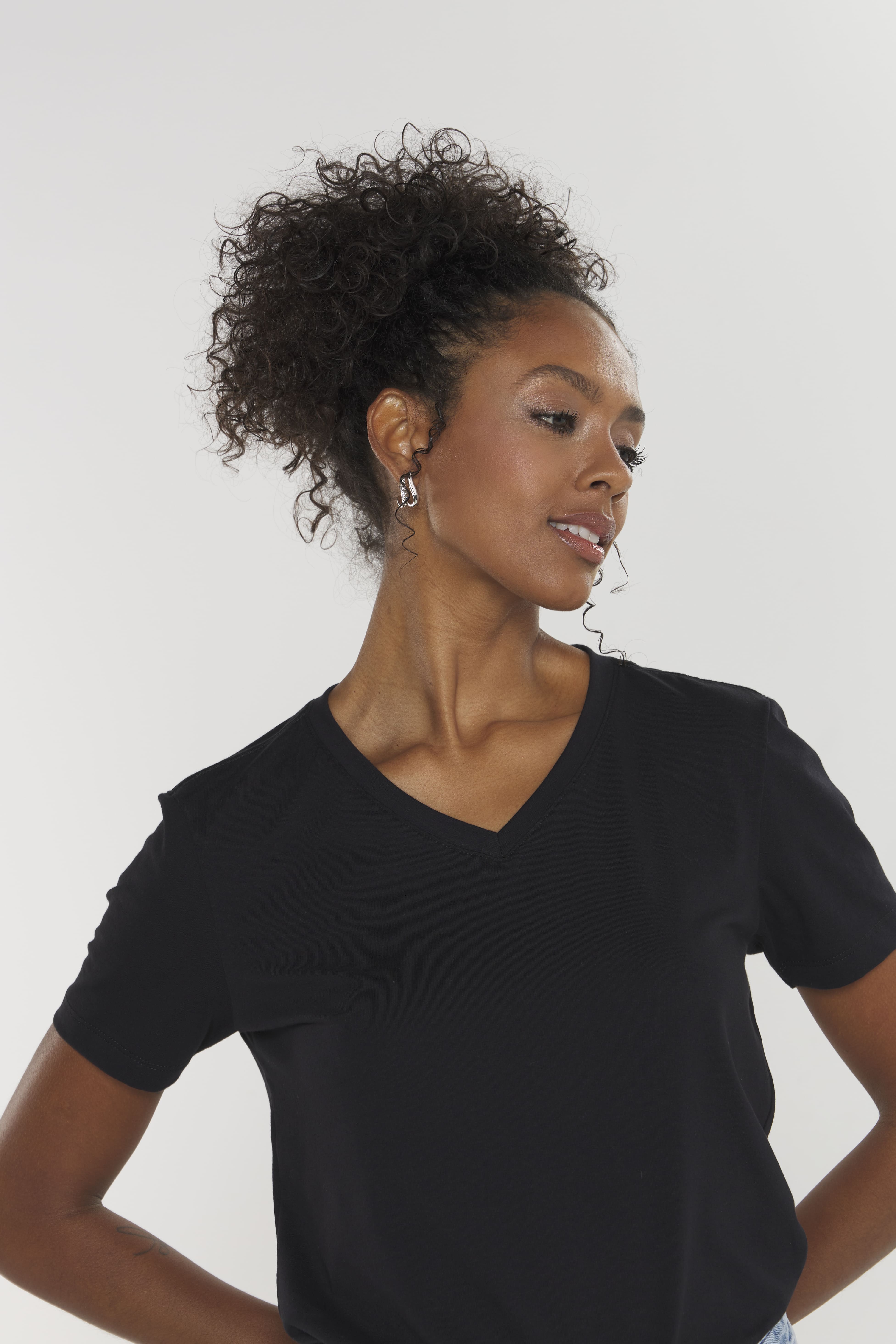 Camiseta Feminina Algodão Egípcio - BabyLook - Gola V - Preta | Haag