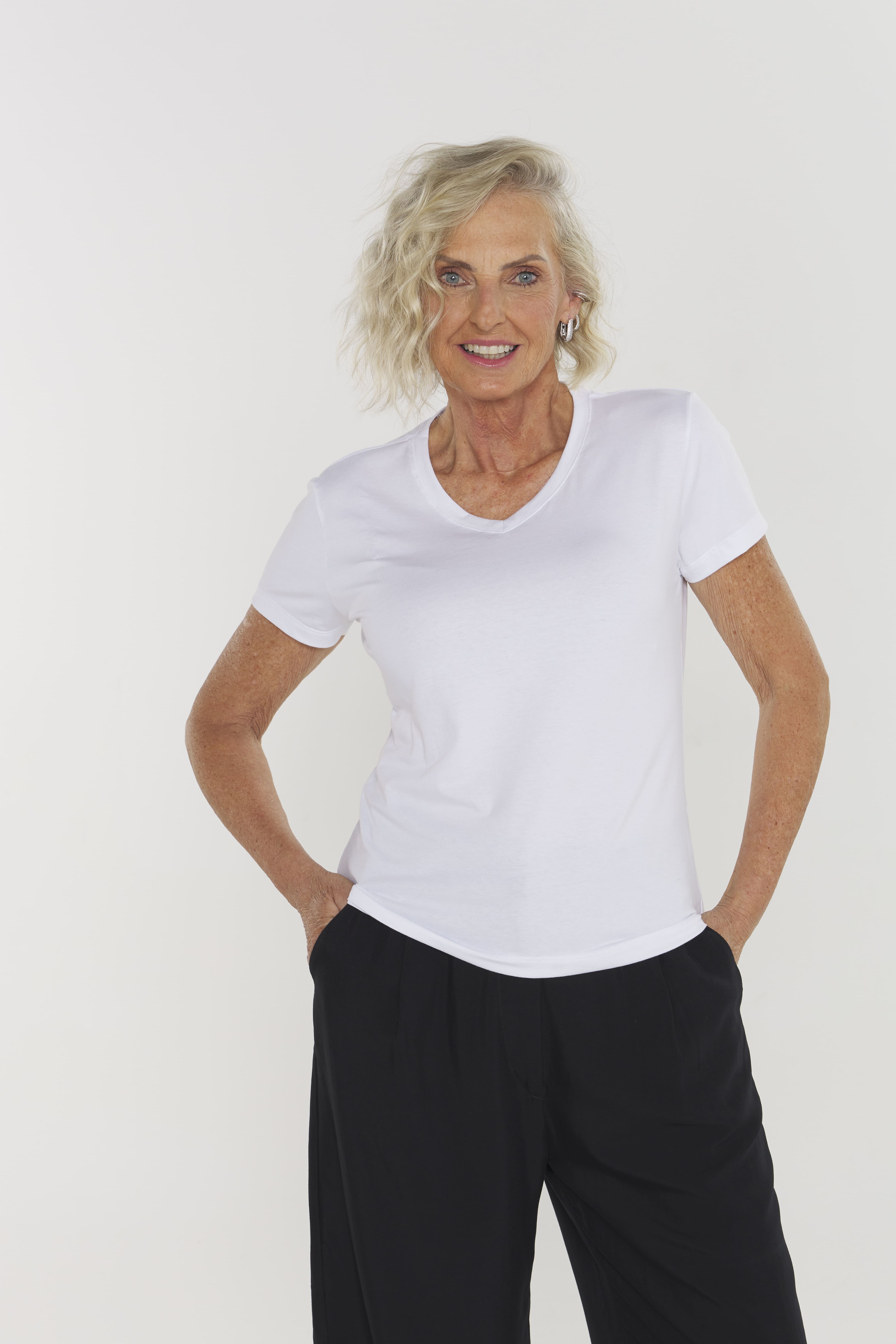 Camiseta Feminina Algodão Egípcio - BabyLook - Gola V - Branca | Haag