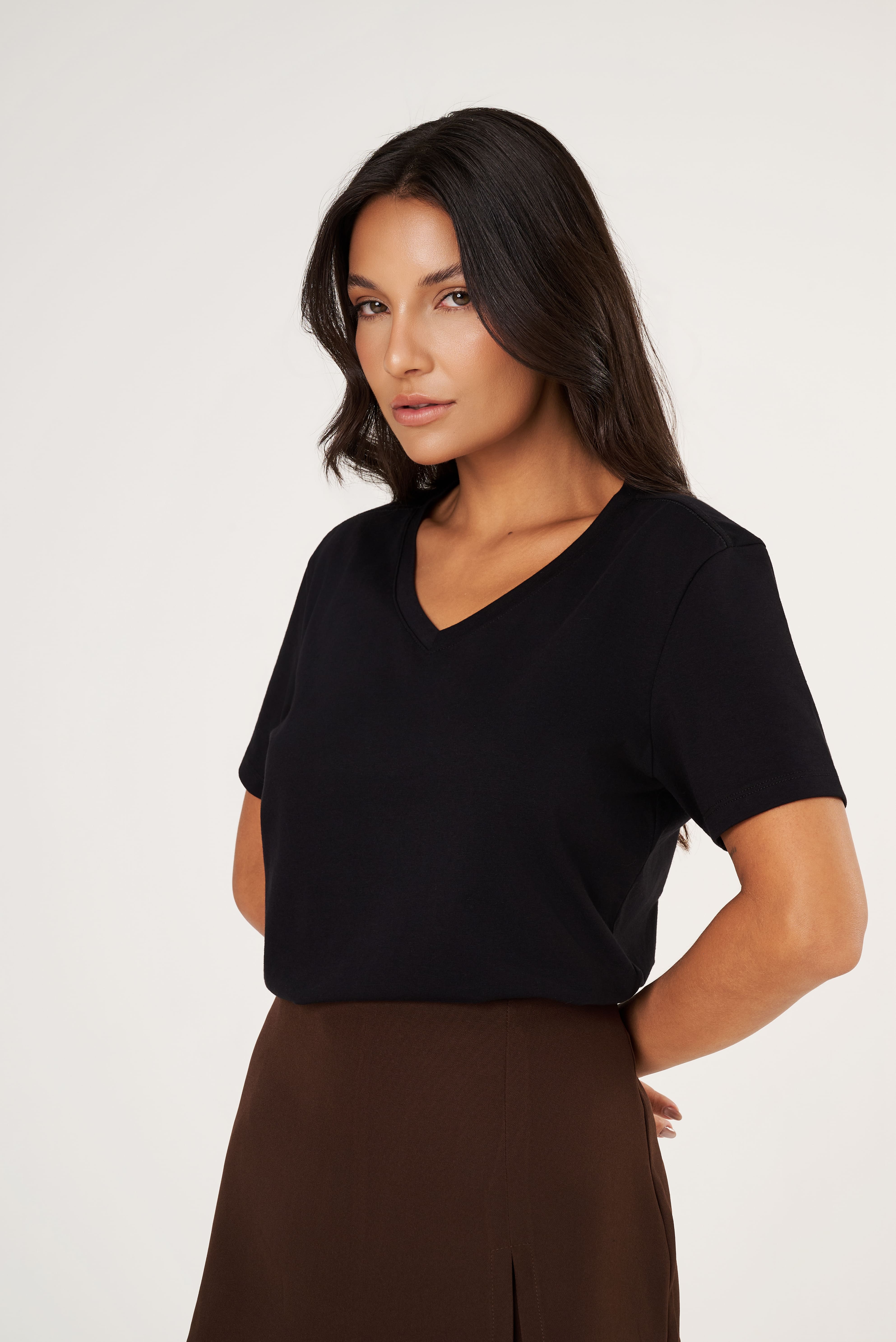 KIT3 - Camiseta Feminina Algodão Egípcio - Modelagem Regular - Gola V - 2Branca/1Preta
