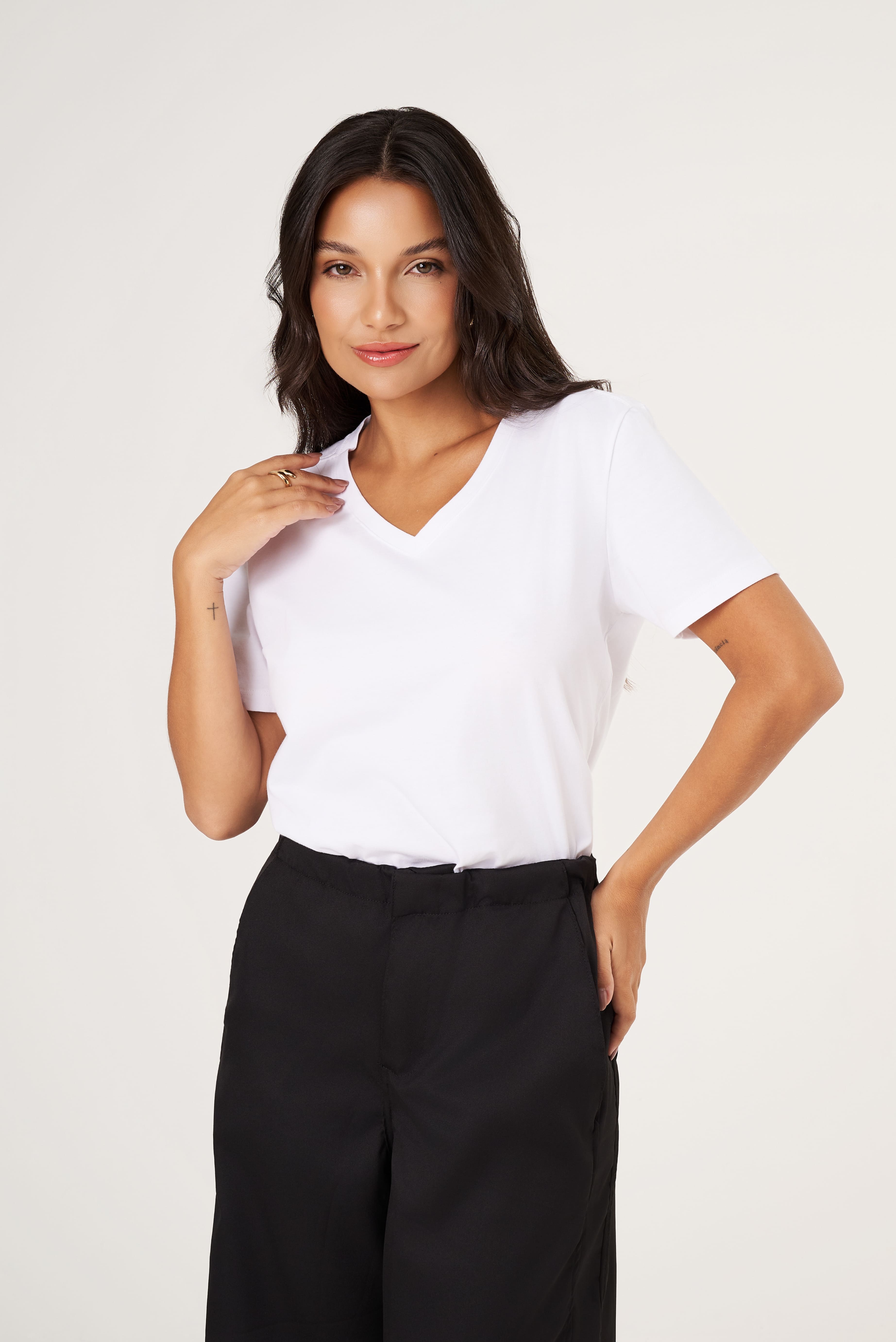 KIT3 - Camiseta Feminina Algodão Egípcio - Modelagem Regular - Gola V - Branca