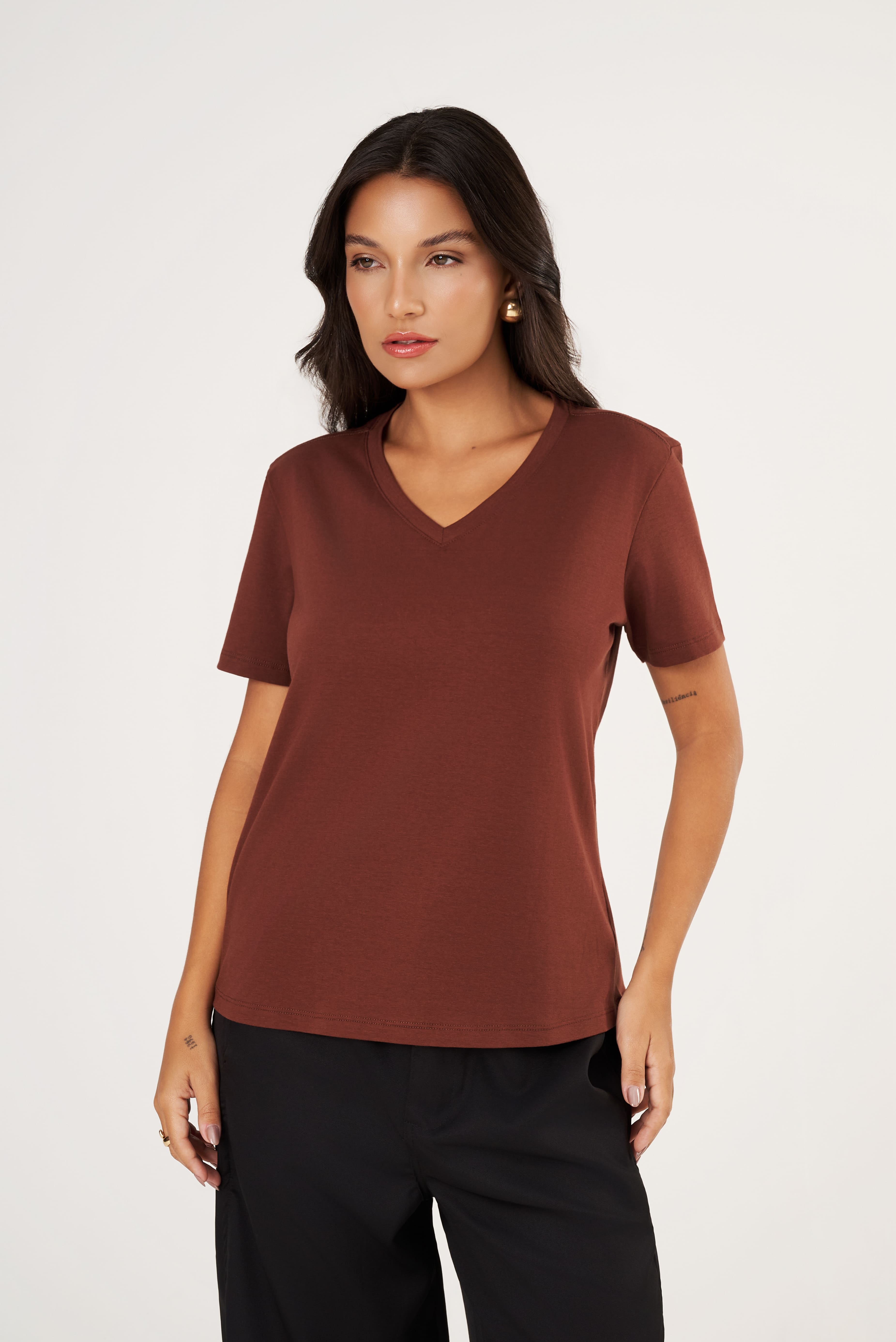 Camiseta Feminina Algodão Egípcio - Modelagem Regular - Gola V - Monte seu Kit | Haag