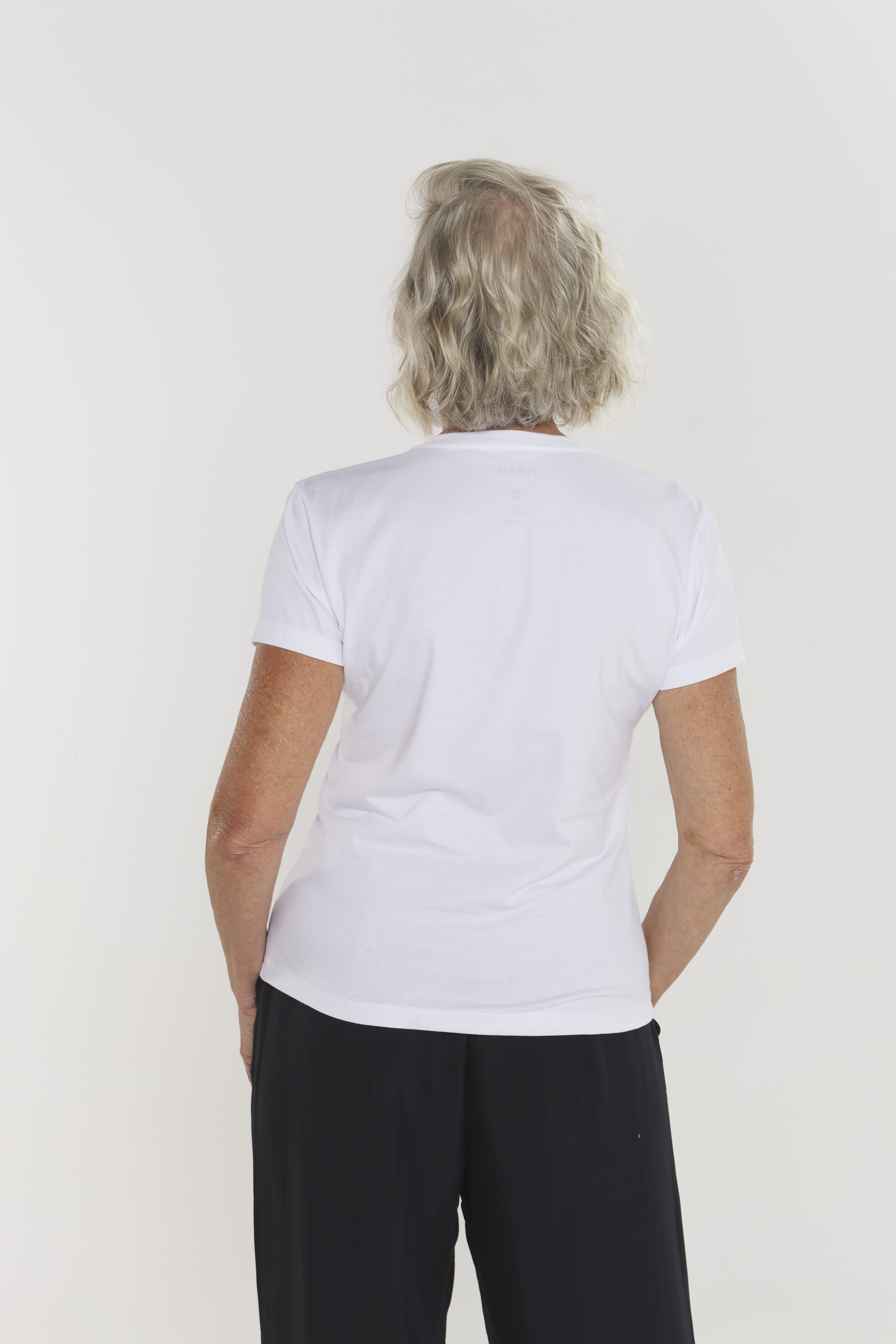 Camiseta Feminina Algodão Egípcio - BabyLook - Gola V - Branca | Haag