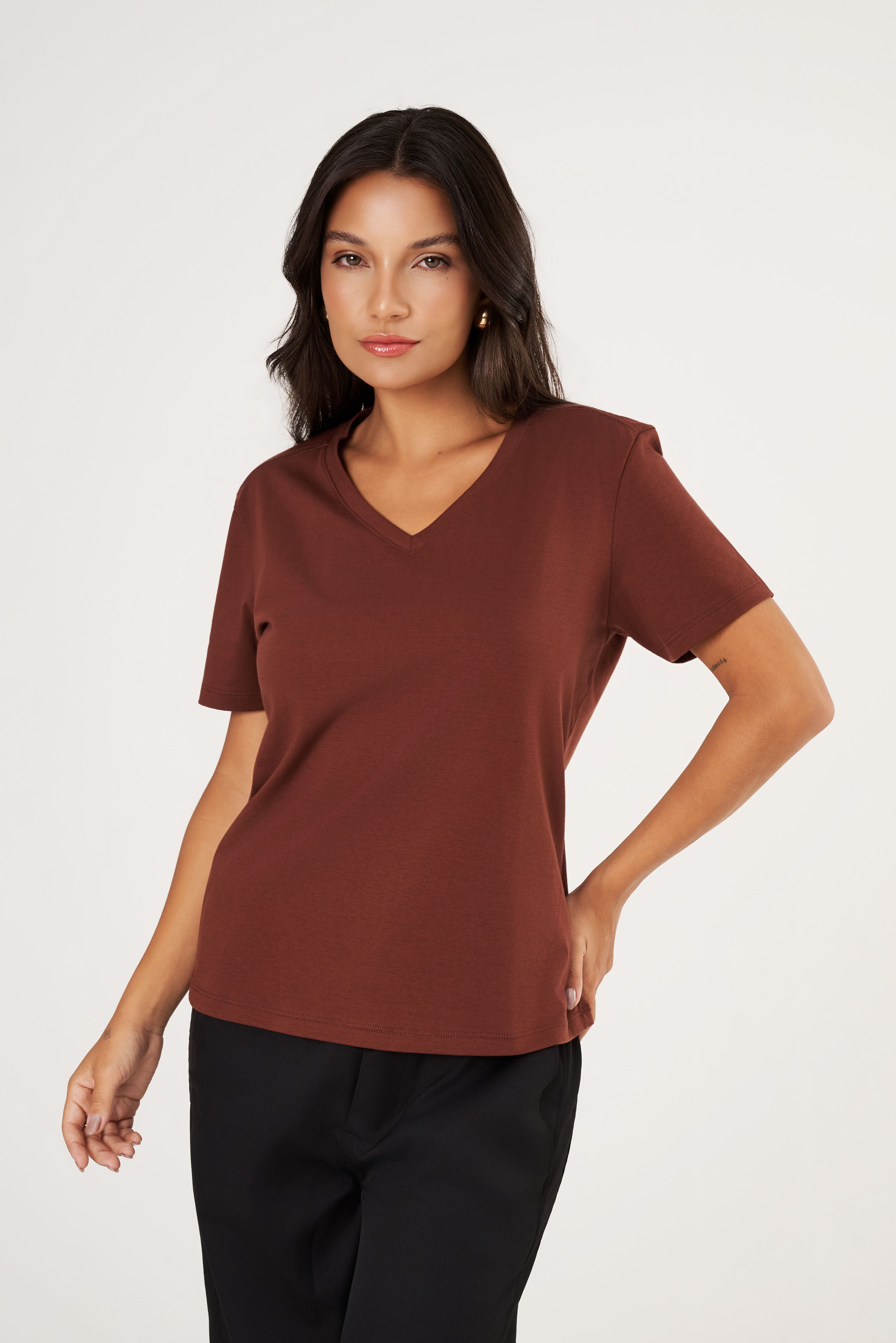 Camiseta Feminina Algodão Egípcio - Modelagem Regular - Gola V - Marrom | Haag