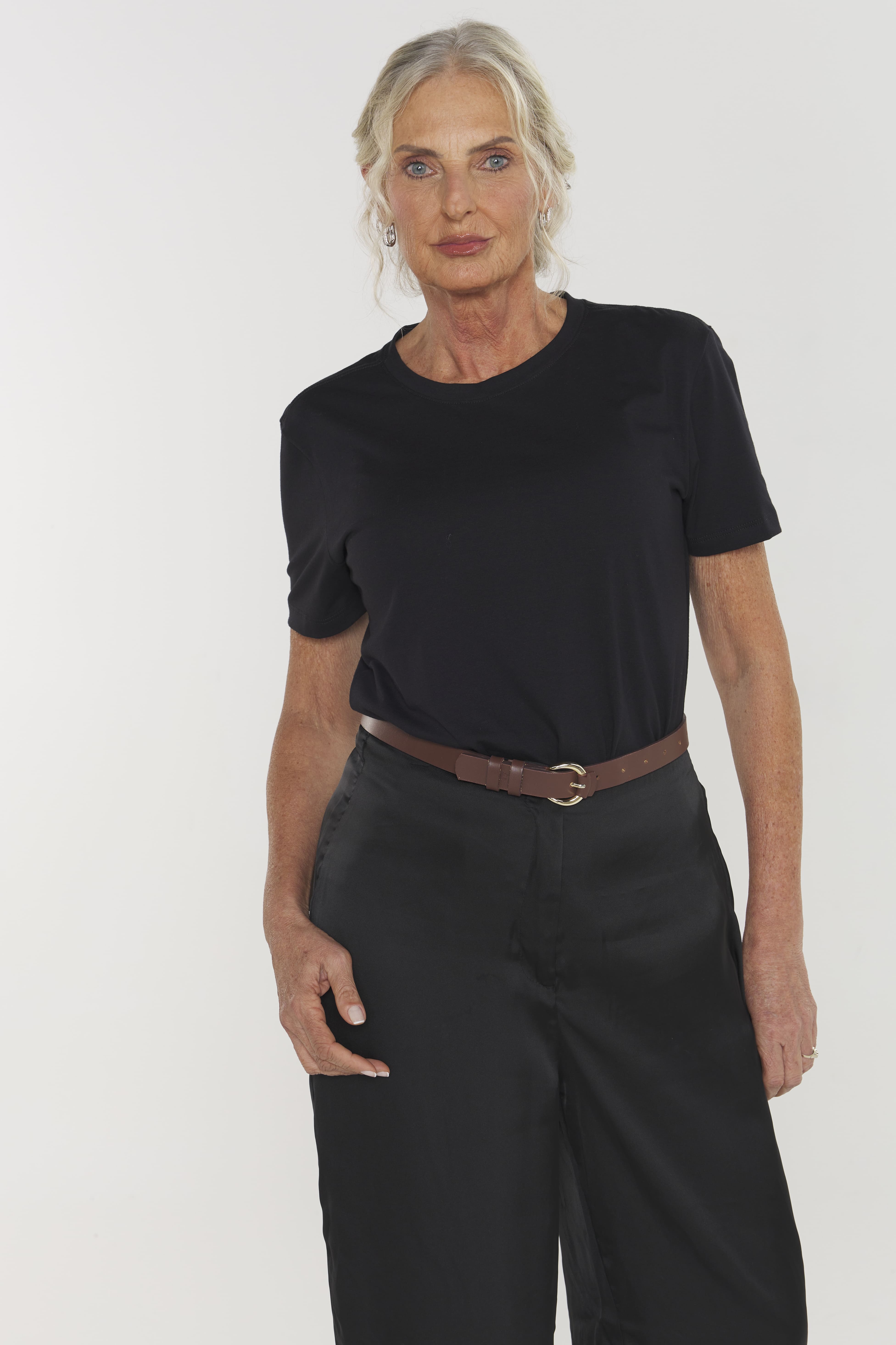 Camiseta Feminina Algodão Egípcio - Modelagem Regular - Gola Redonda - Preta | Haag