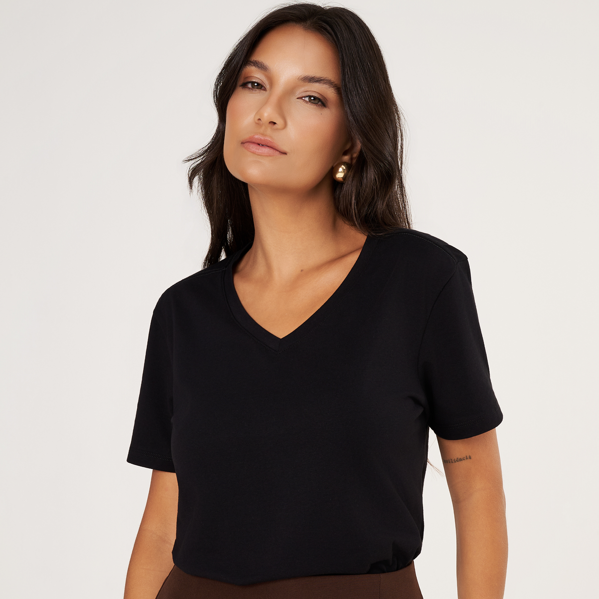 KIT3 - Camiseta Feminina Algodão Egípcio - Modelagem Regular - Gola V - Preta