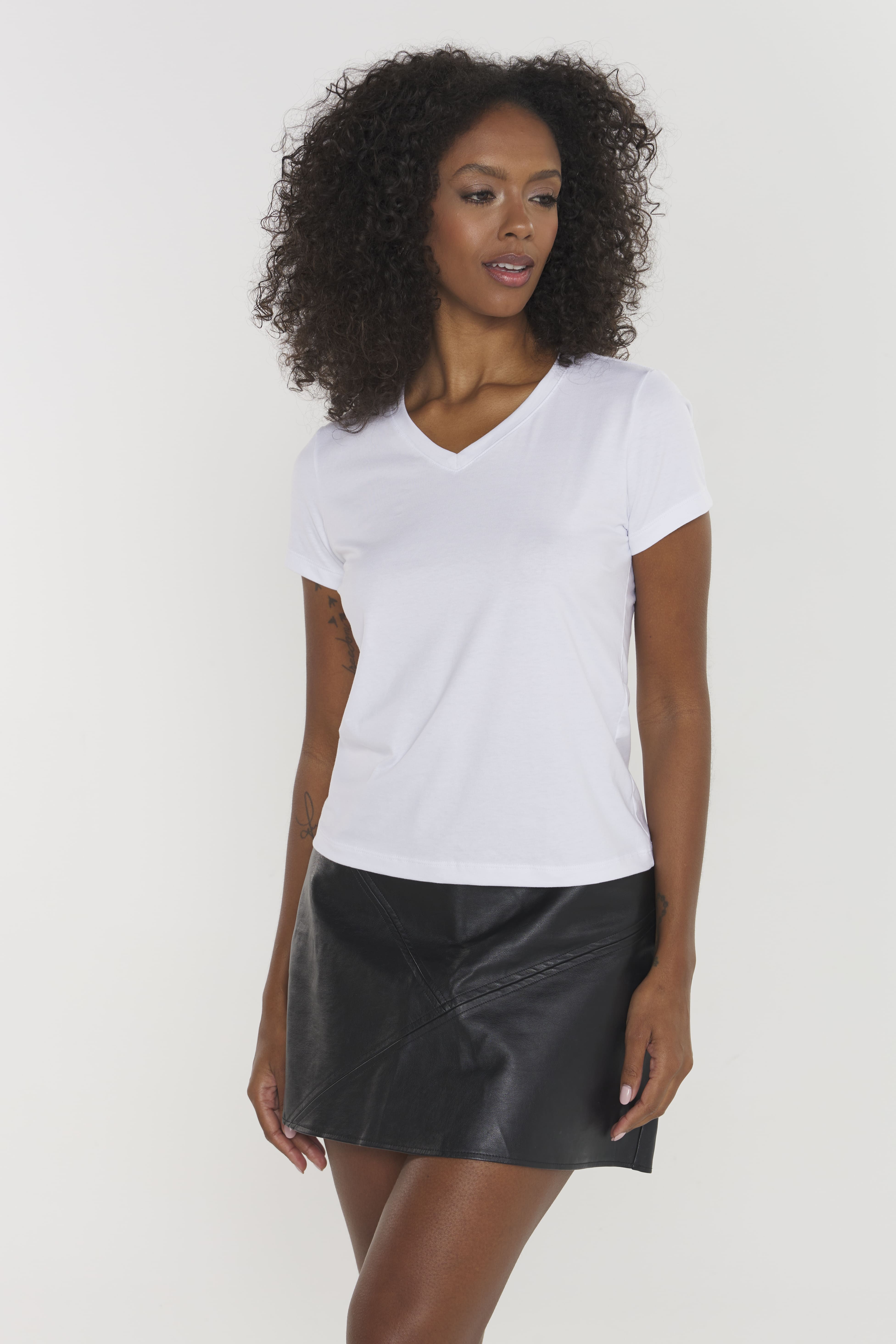 Camiseta Feminina Algodão Egípcio - BabyLook - Gola V - Branca | Haag