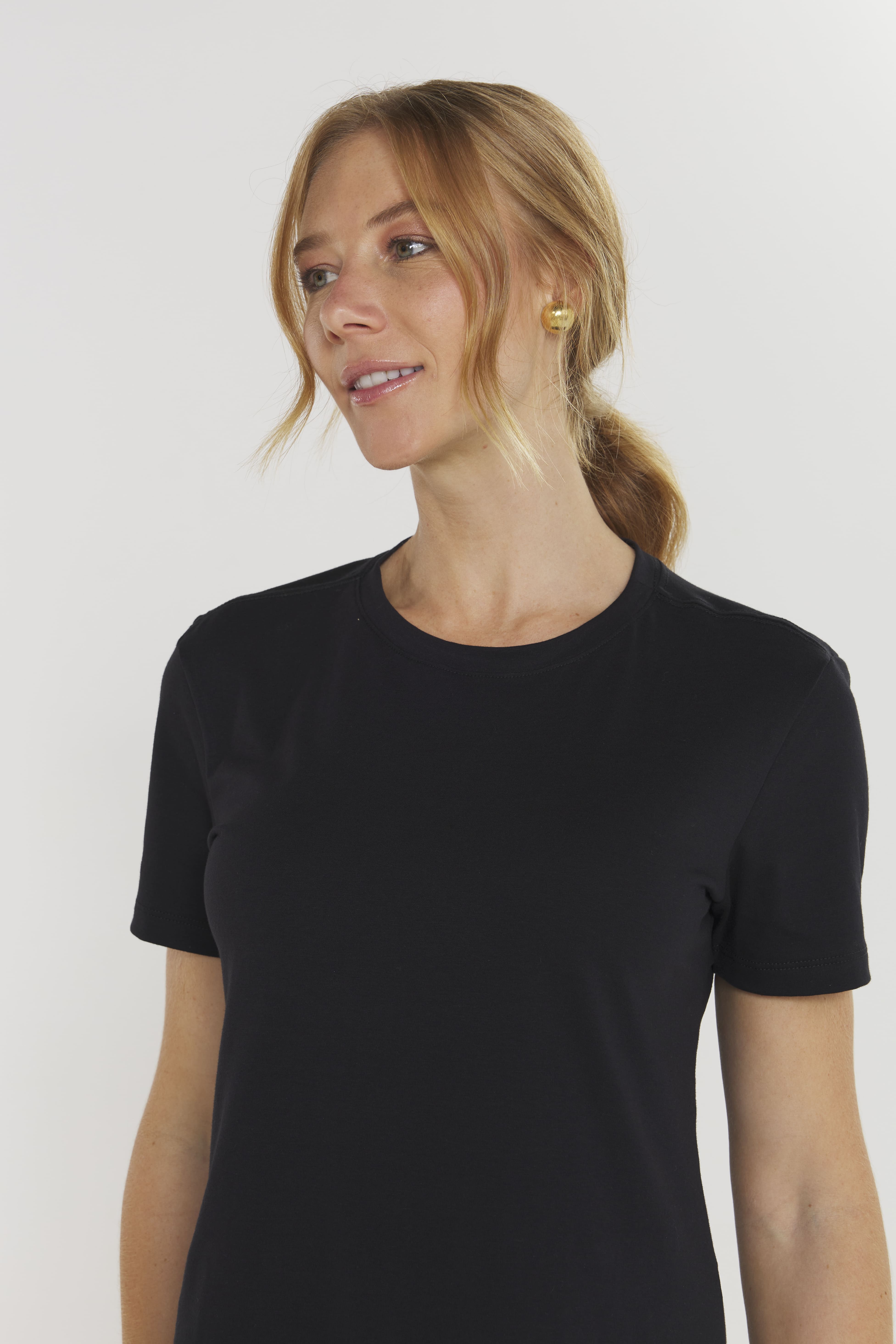 Camiseta Feminina Algodão Egípcio - Modelagem Regular - Gola Redonda - Preta | Haag