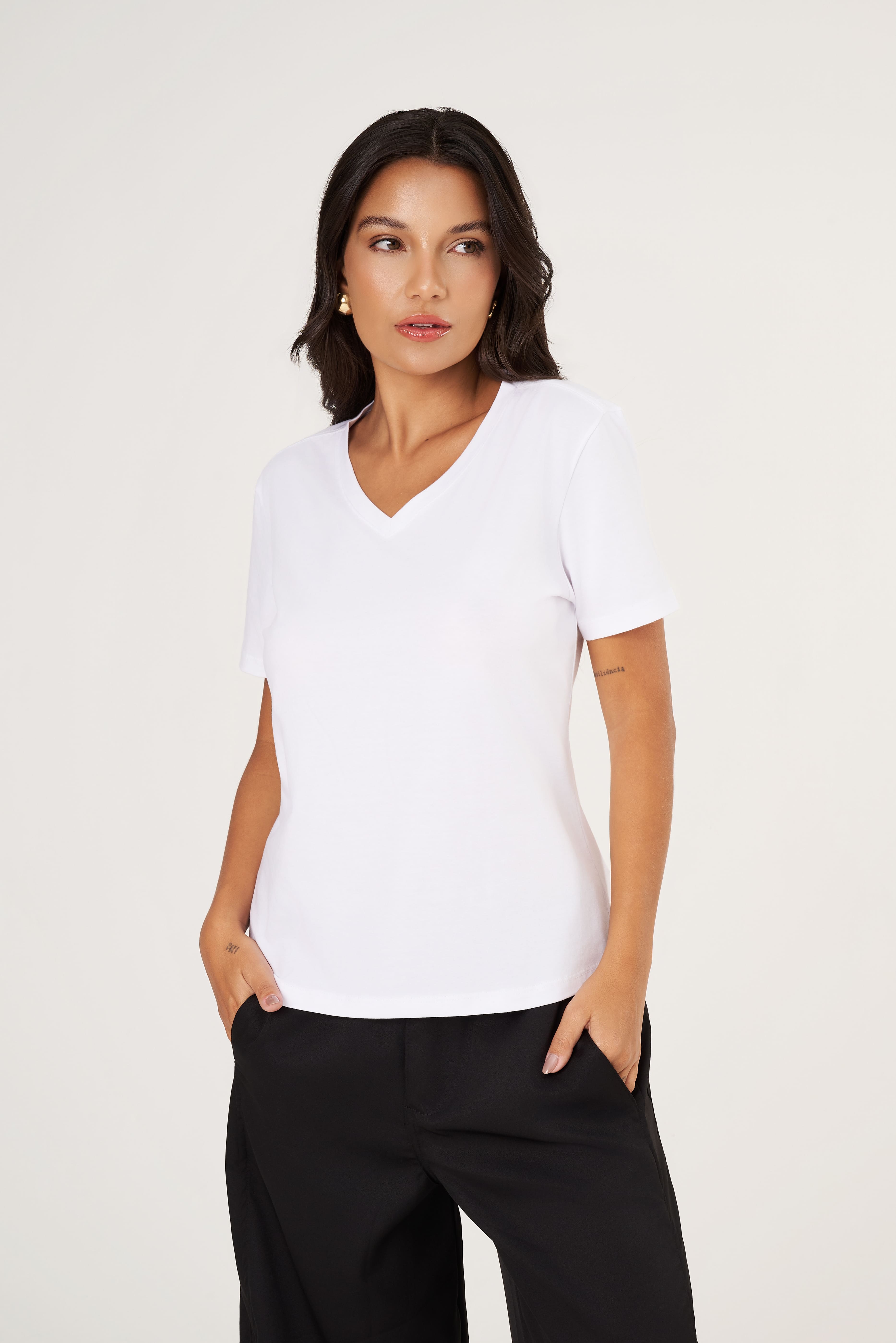 KIT3 - Camiseta Feminina Algodão Egípcio - Modelagem Regular - Gola V - Branca