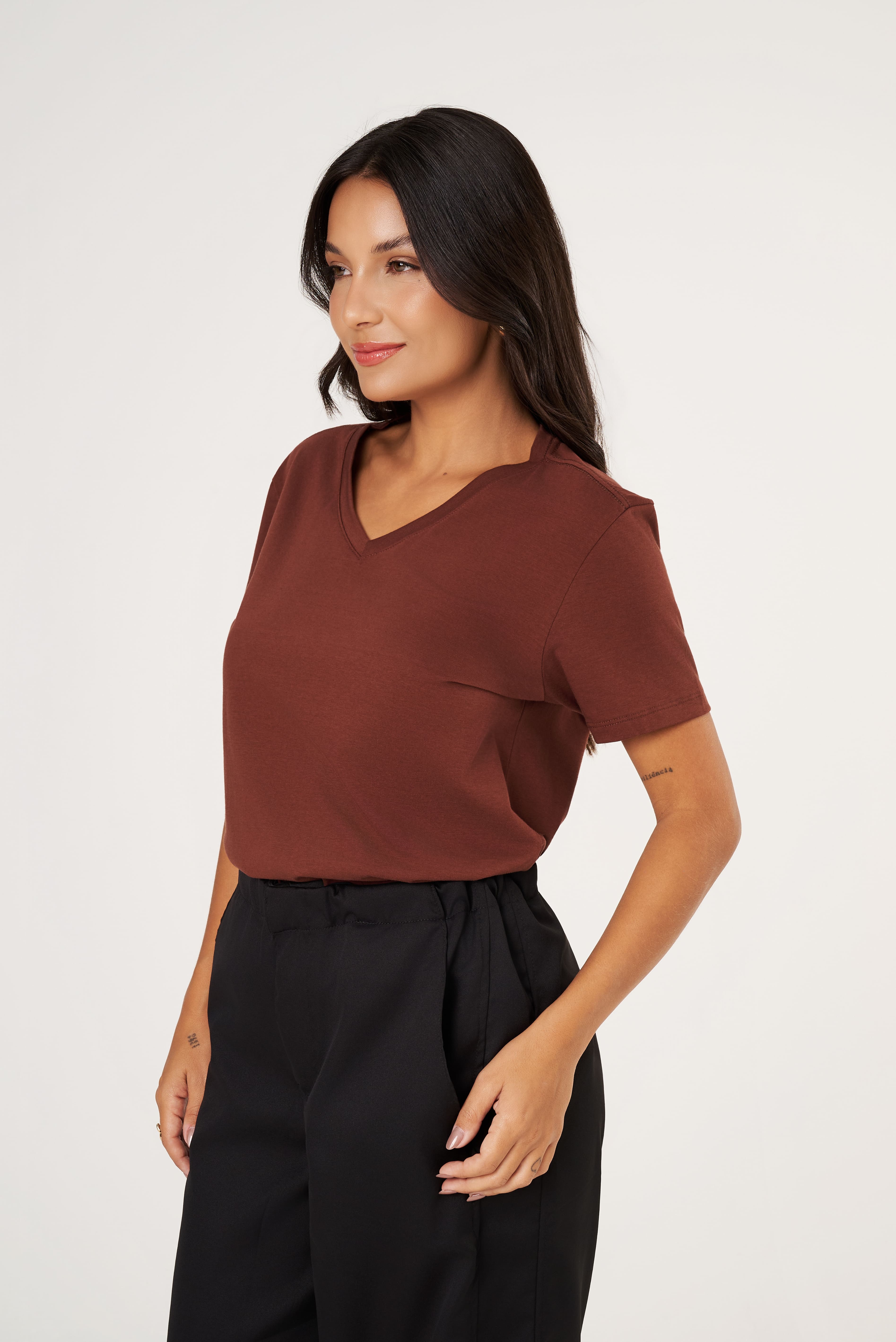 Camiseta Feminina Algodão Egípcio - Modelagem Regular - Gola V - Marrom | Haag