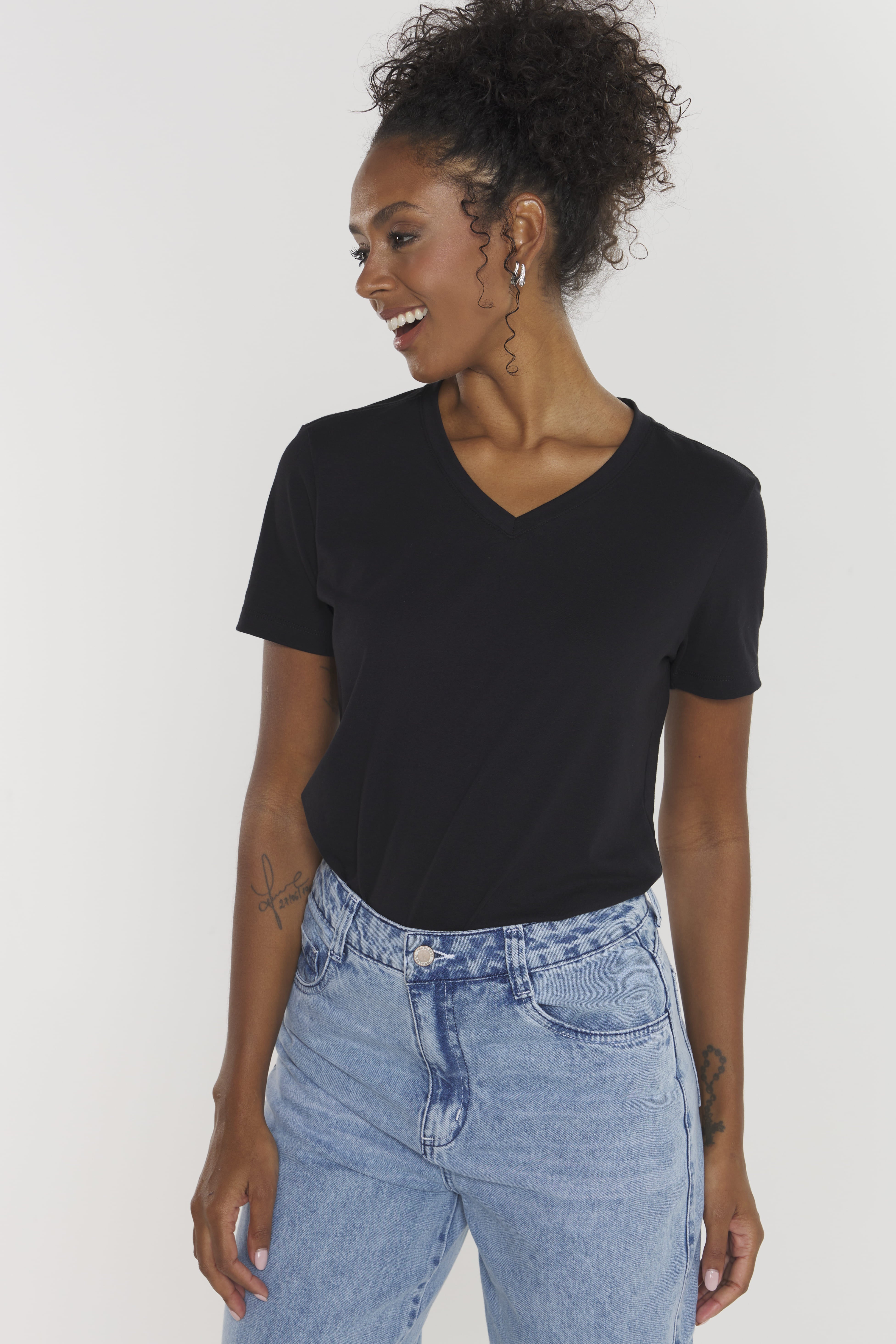 Camiseta Feminina Algodão Egípcio - BabyLook - Gola V - Preta | Haag