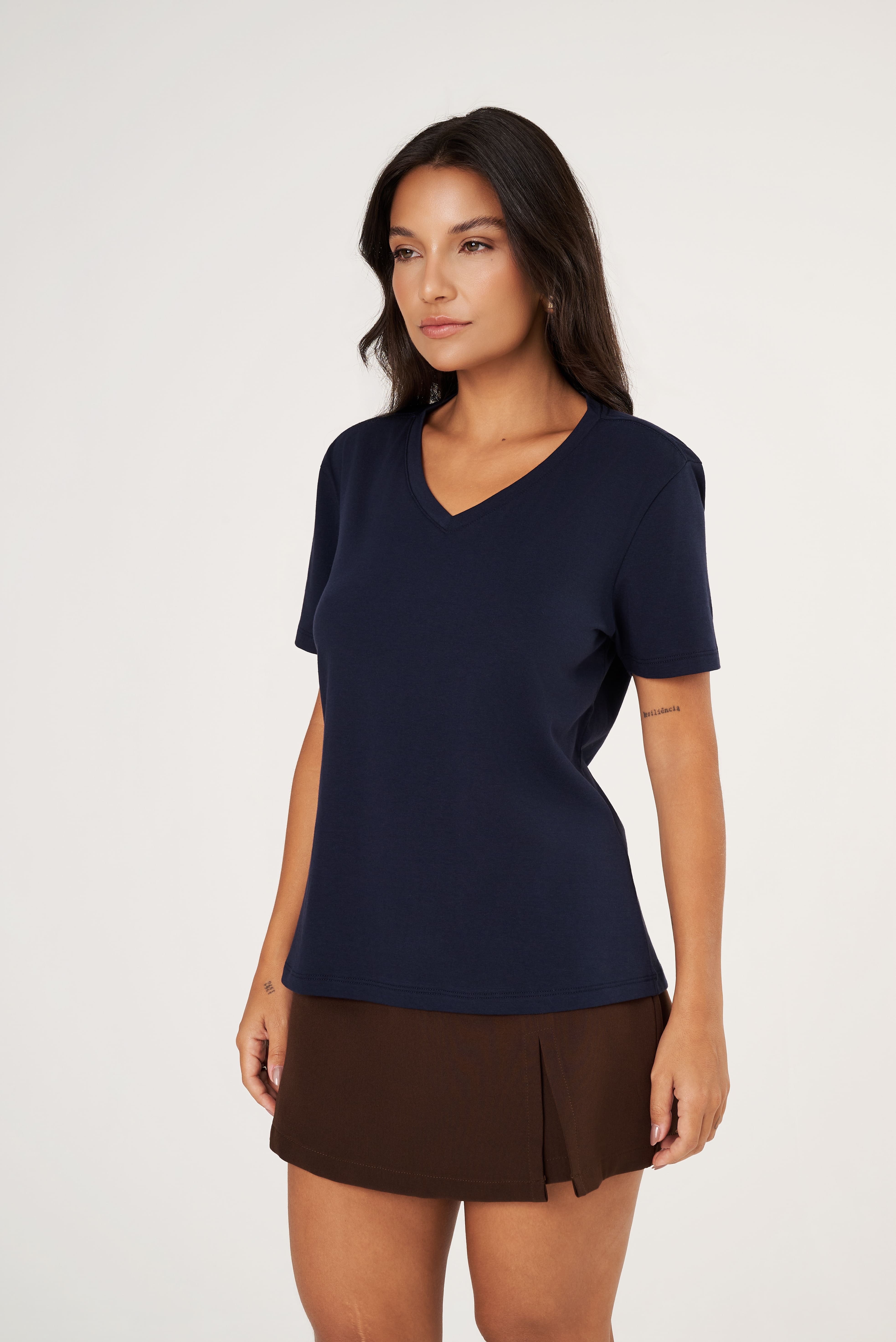 Camiseta Feminina Algodão Egípcio - Modelagem Regular - Gola V - Marinho | Haag