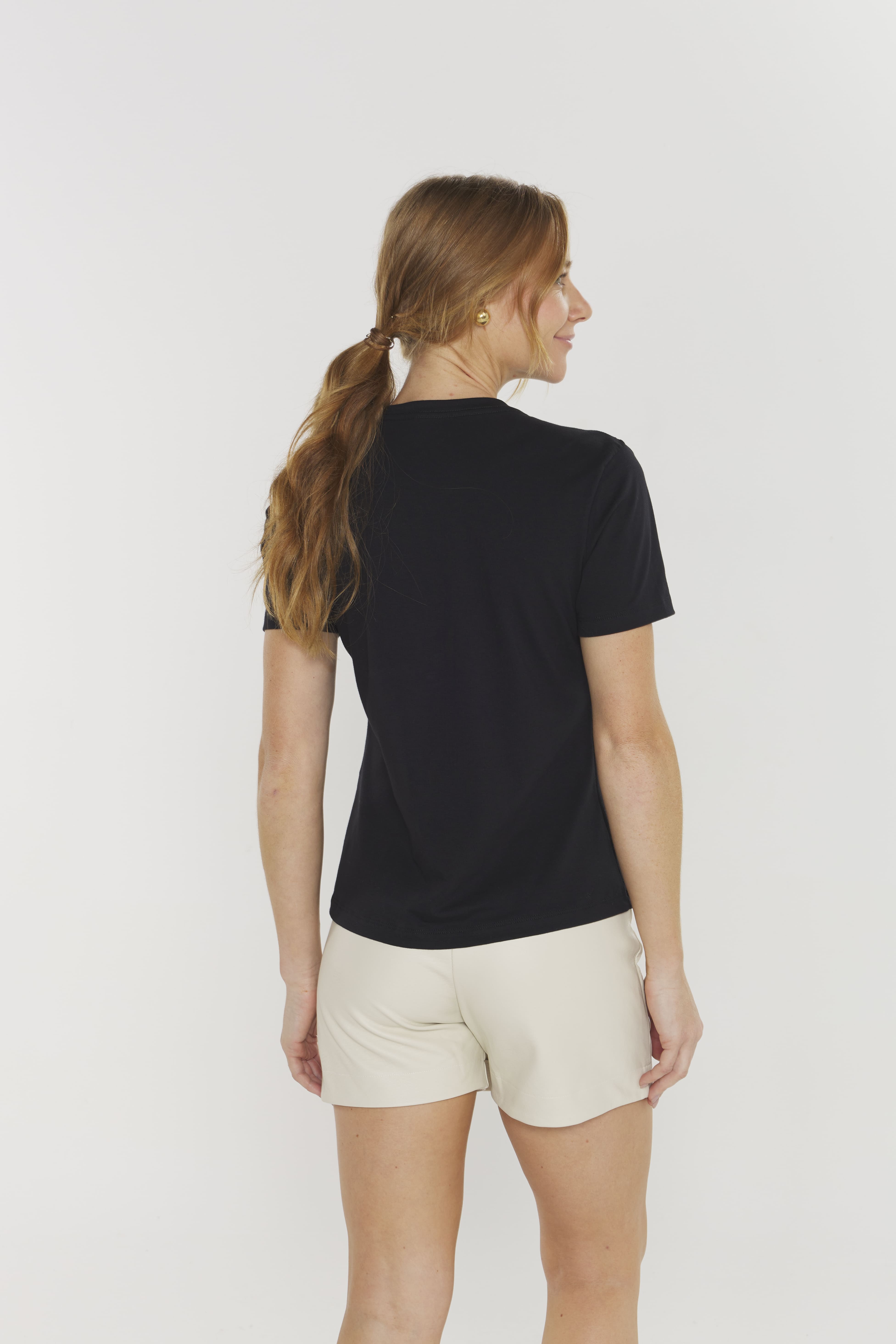 Camiseta Feminina Algodão Egípcio - Modelagem Regular - Gola Redonda - Preta | Haag